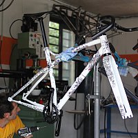 Gravel Caminade Irisio : Sur le pied d'atelier le cadre devient petit à petit un vélo...