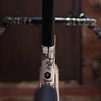 Gravel Caminade Irisio : Sous tous les angles ce vélo offre des lignes très graphiques, ici avec l'ouverture typique des guidons de gravel/groad